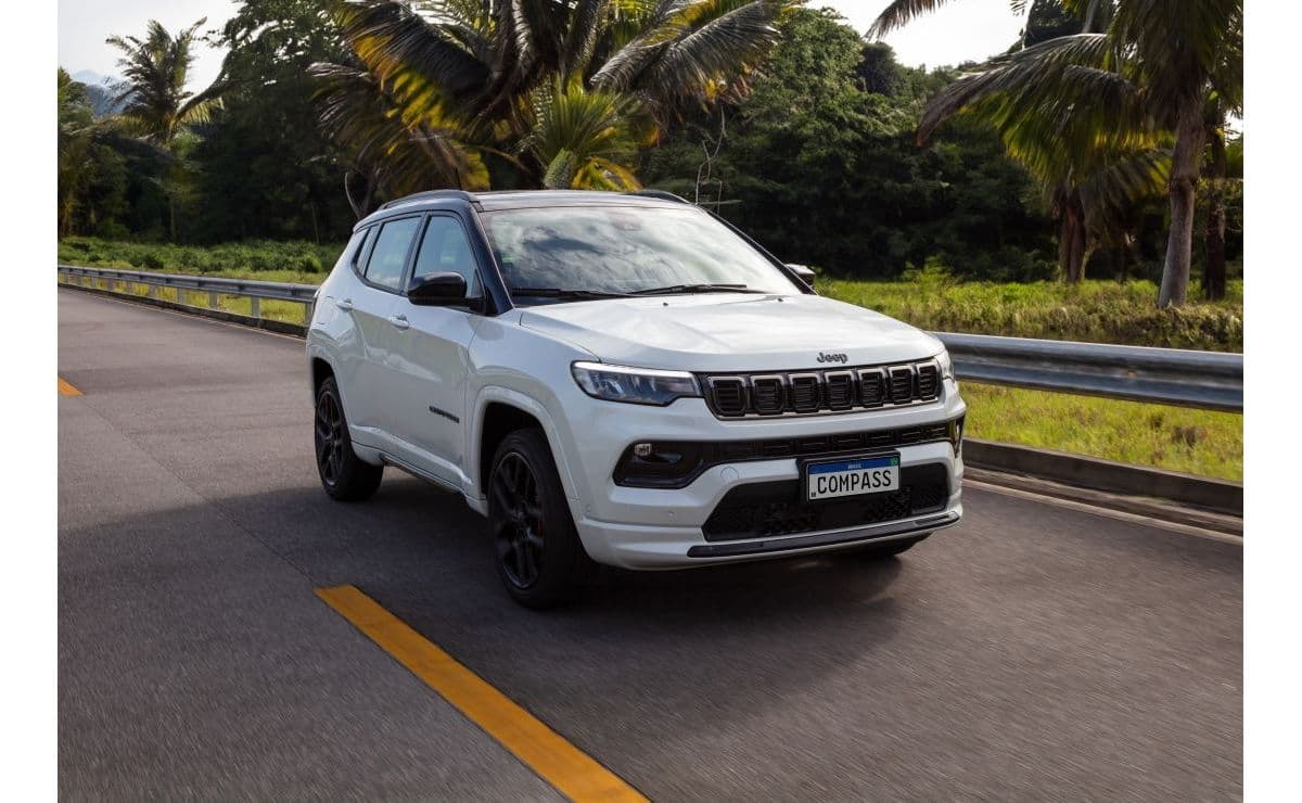 Jeep Compass branco em uma estrada