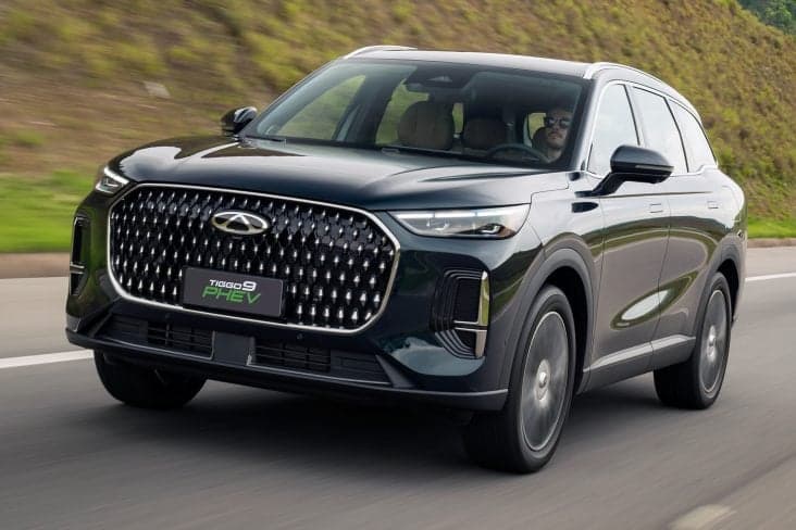 CAOA Chery Tiggo 9 verde em movimento