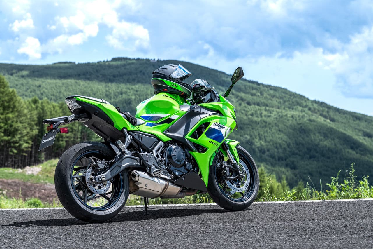 Kawasaki Ninja 650 verde estacionada com montanhas ao fundo
