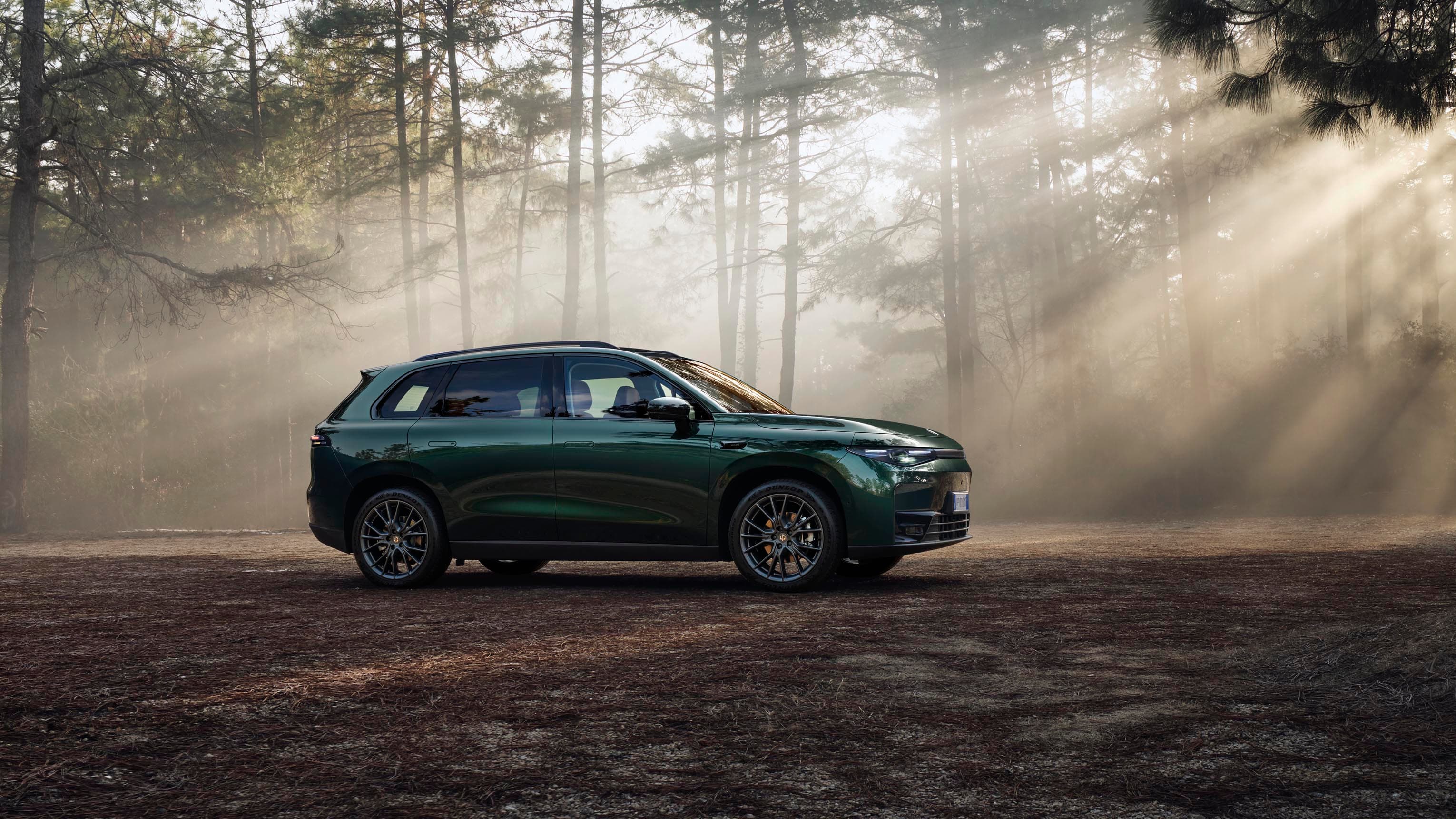 Leapmotor C10 verde fotografado em uma floresta