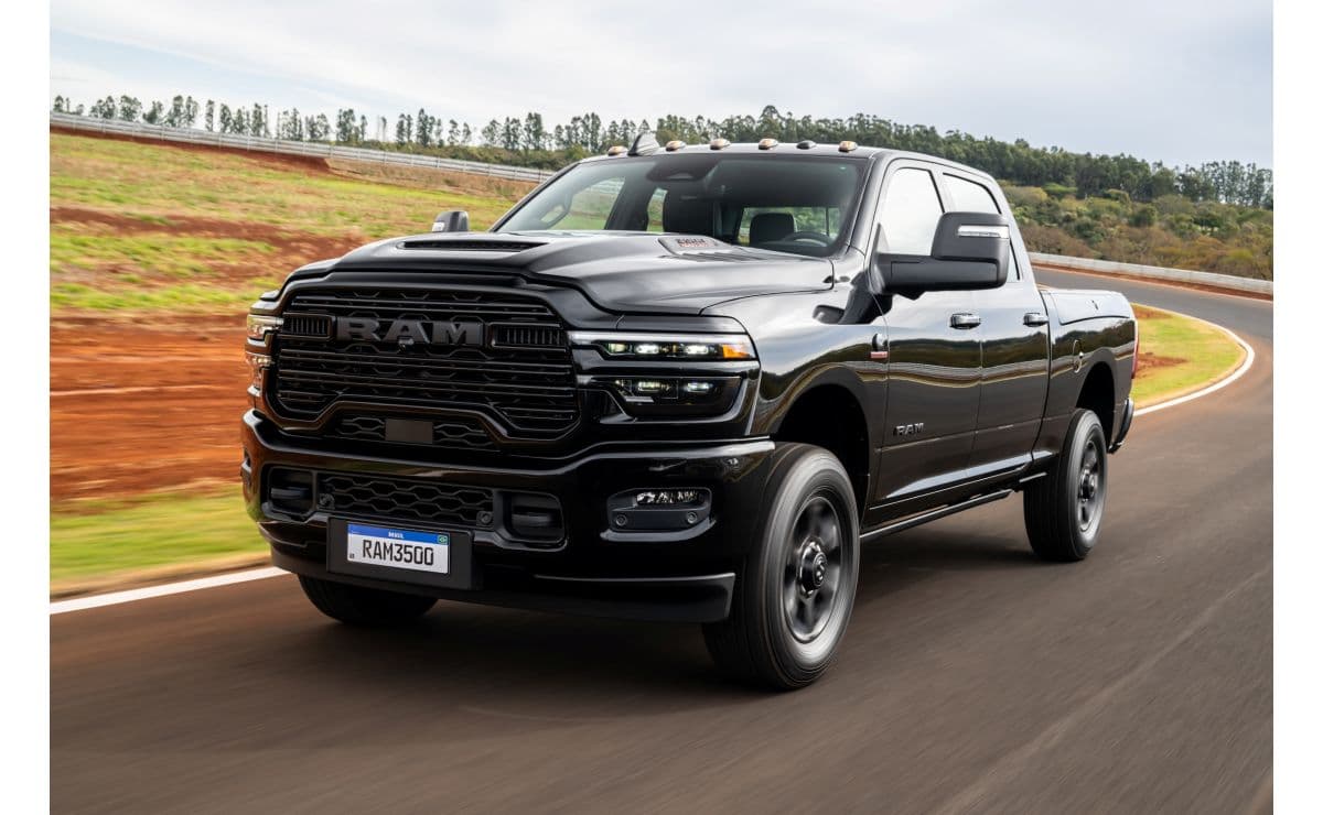 Ram 3500 preta em movimento em uma pista