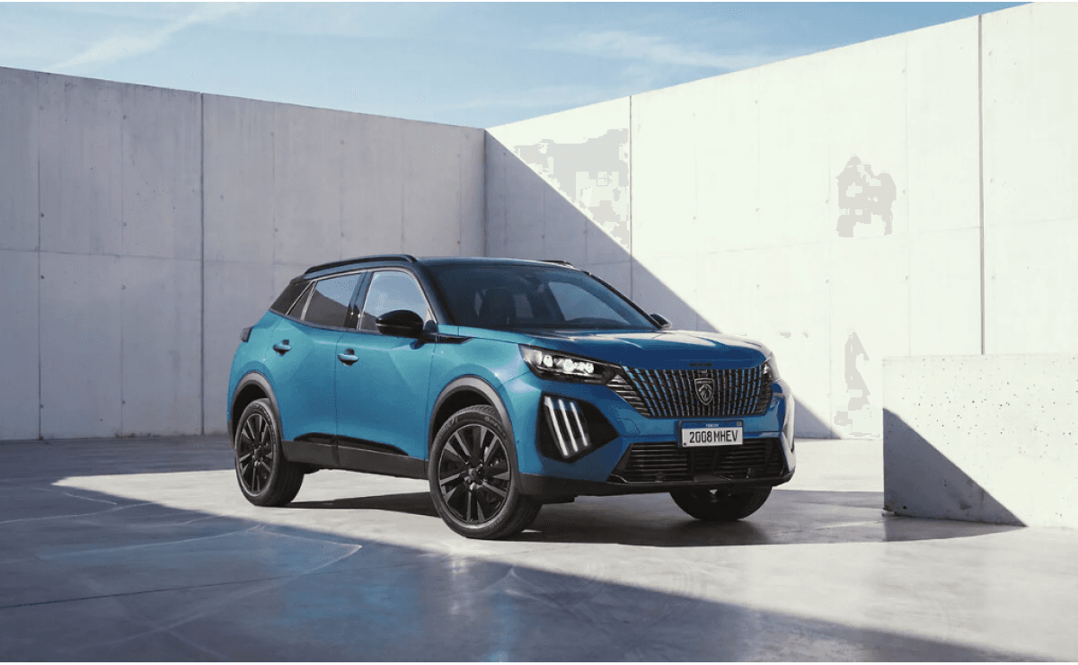 Peugeot 2008 azul fotografado junto a um edifício